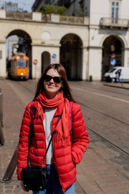 Torino. Eski bir tramvayın arka planında bir kız.