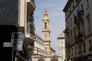 Mimarlık. Şehirde eski bir bina. Torino.