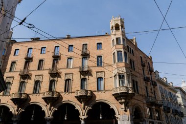 Mimarlık. Şehirde eski bir bina. Torino.