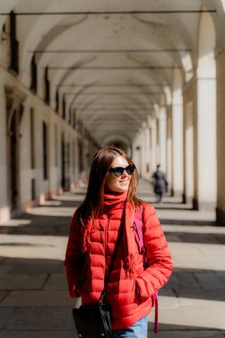 Torino. Sütunlar. Şehirde bir turist dolaşıyor..
