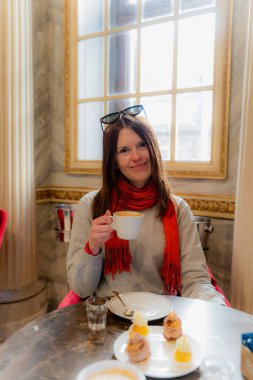 Bir kadın kafede kahve içiyor. Torino.