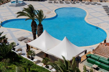 Havuza bak. Malta. Genel plan.