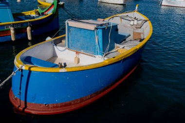 Çok renkli balıkçı teknesi. Malta. Genel plan.