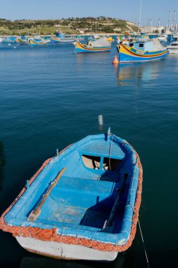 Küçük bir balıkçı teknesi. Malta. Genel plan.