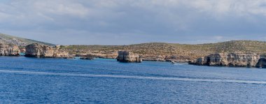 Malta. Sahil manzarası. Genel plan.