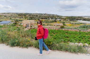 Malta. Sebze bahçesinin arka planına karşı bir turist.