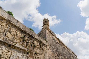 Malta. Eski kalenin duvarı. Eski şehrin caddesi..
