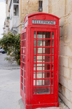 Klasik kırmızı telefon kulübesi. İçeride kimse yok..