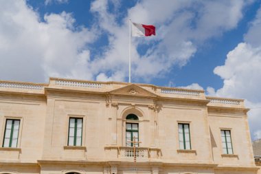 Gökyüzüne karşı bir binada Malta bayrağı.