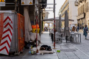 Torino. İtalya. 05 Nisan 2023. Bir kız bankta kitap okuyor..