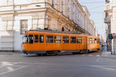 Torino. İtalya. 05 Nisan 2023. Bir kız bankta kitap okuyor..