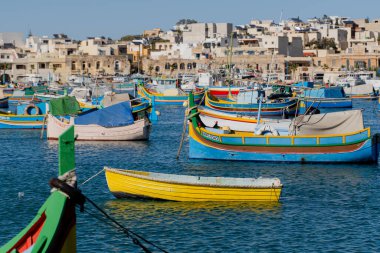 Valletta. Malta. 5 Nisan 2023. Eski kentin mimarisi işte. Çocuklar meydanda koşuşturuyor..