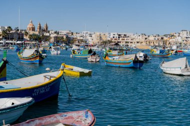Valletta. Malta. 5 Nisan 2023. Eski kentin mimarisi işte. Çocuklar meydanda koşuşturuyor..