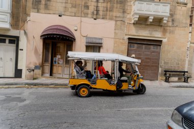 Valletta. Malta. 5 Nisan 2023. Eski kentin mimarisi işte. Çocuklar meydanda koşuşturuyor..