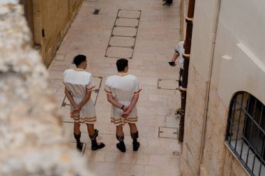 Valletta. Malta. 5 Nisan 2023. Eski kentin mimarisi işte. Çocuklar meydanda koşuşturuyor..
