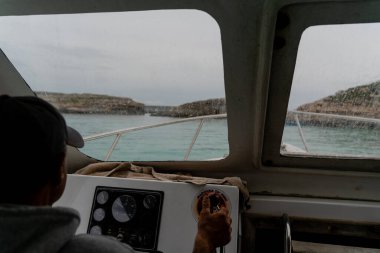 Valletta. Malta. 5 Nisan 2023. Eski kentin mimarisi işte. Çocuklar meydanda koşuşturuyor..