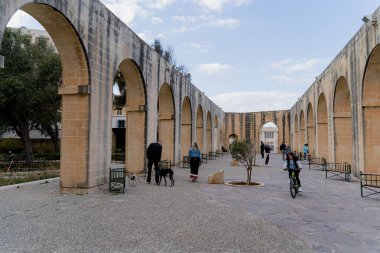 Valletta. Malta. 5 Nisan 2023. Eski kentin mimarisi işte. Çocuklar meydanda koşuşturuyor..