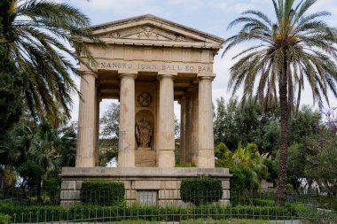 Valletta. Malta. 05 Nisan 2023. Küçük renkli bir balıkçı teknesi. Genel plan.