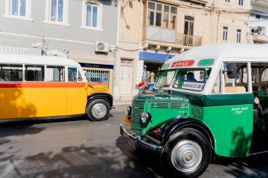 Valletta. Malta. 5 Nisan 2023. Eski kentin mimarisi işte. Çocuklar meydanda koşuşturuyor..