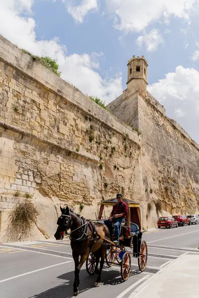 Valletta. Malta. 5 Nisan 2023. Eski kentin mimarisi işte. Çocuklar meydanda koşuşturuyor..