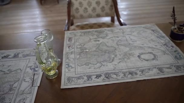 Une Carte Monde Antique Repose Sur Une Table Bois — Video