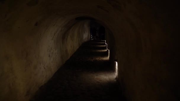 Fängelsehålan Mörk Tunnel Ett Forntida Fort — Stockvideo