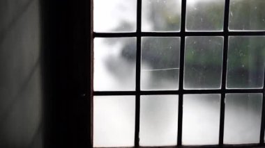 Kaledeki eski bir pencere. Penceredeki dekoratif kare. Yakın plan..