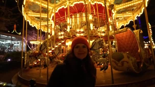 Weihnachtsdekoration Eine Frau Lächelt Vor Dem Hintergrund Eines Karussells — Stockvideo