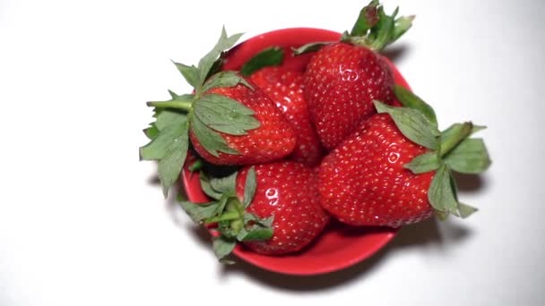 Erdbeeren Auf Einem Roten Teller Gesamtplan — Stockvideo