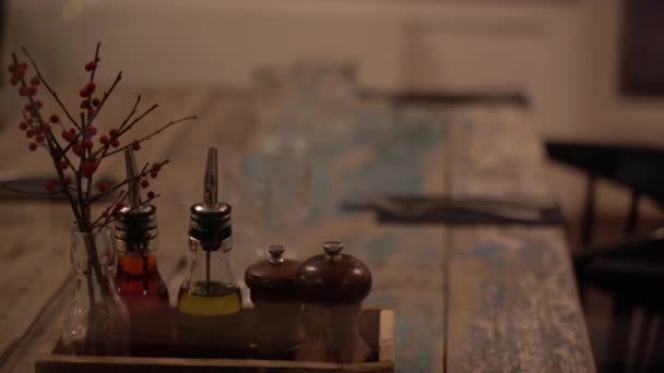 Ξύλινο Τραπέζι Υπάρχει Ένα Σετ Μπαχαρικά Και Ελαιόλαδο — Αρχείο Βίντεο
