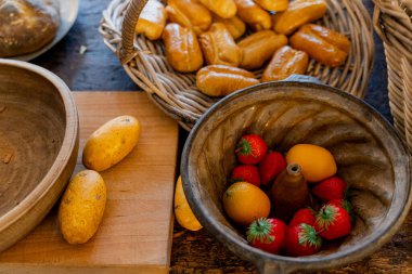 Mutfakta bir masa var. Sebze ve ürünlerle dolu sepetler..