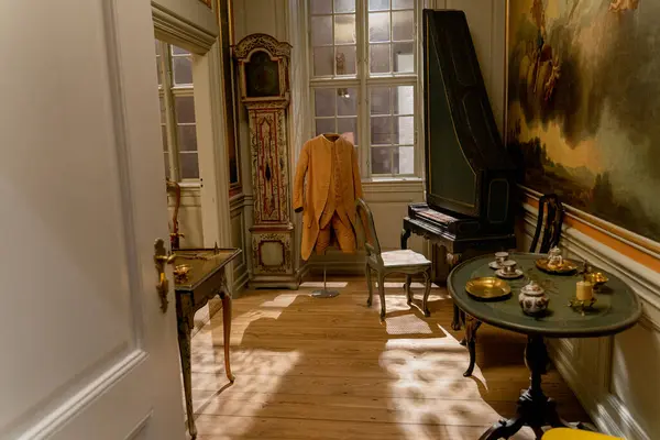部屋から レトロな家具付きのアンティークルーム ロイヤリティフリーのストック写真