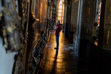 Tarihi şatoda bir turist dolaşıyor..