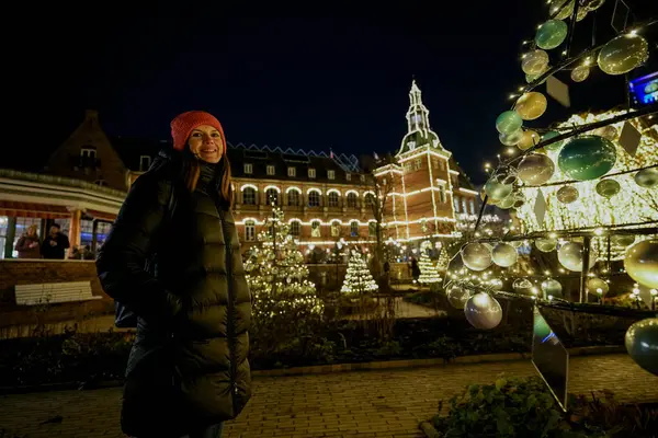 Kerst Pretpark Een Vrouw Lacht Tegen Achtergrond Van Een Versierd — Stockfoto