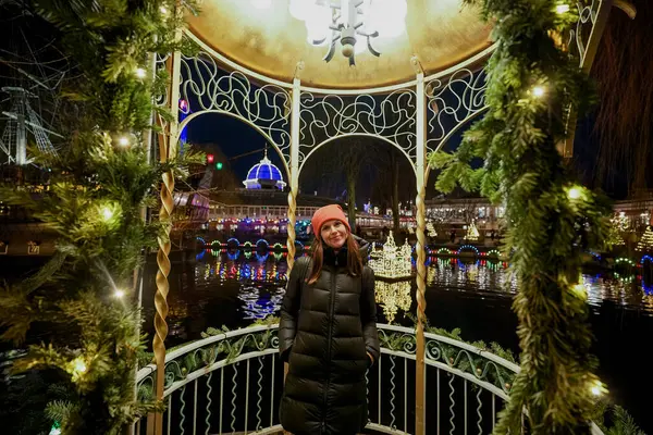 Kerst Pretpark Avonds Staat Een Vrouw Het Prieel — Stockfoto