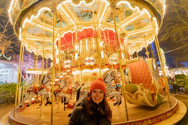Juldekorationer Kvinna Ler Mot Bakgrunden Karusell Royaltyfria Stockbilder