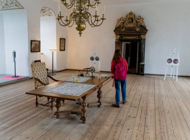 Tarihi şatoda bir turist dolaşıyor..