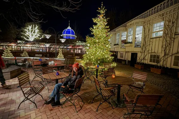 Kerst Pretpark Een Vrouw Zit Avonds Een Leeg Café — Stockfoto