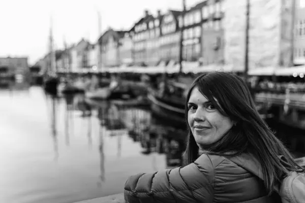 観光について コペンハーゲン市内を歩いている女性 デンマーク ロイヤリティフリーのストック画像