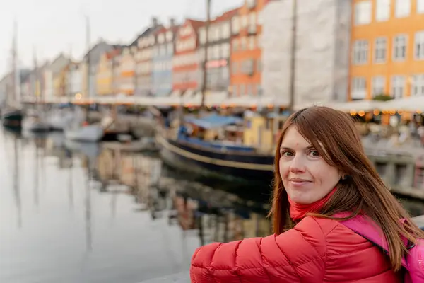 Turism Kvinna Går Staden Köpenhamn Danmark Stockfoto
