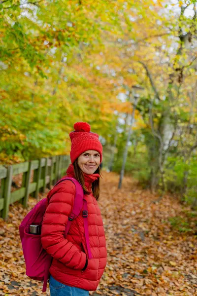 秋の公園を歩いている女性 ストック写真