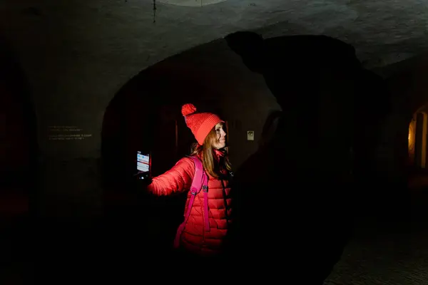 ダンジョン 古代の要塞の暗いトンネルで観光客 ストック写真