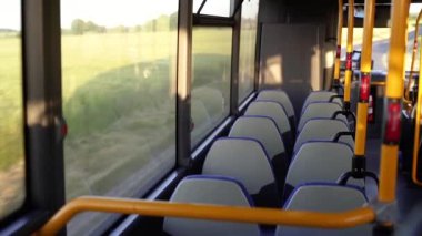 Şehir ulaşımı. Şehrin etrafında otobüs hareketi.