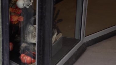 Mağaza vitrininde bir kafatası. Cadılar Bayramı.