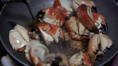 Kızarmış yengeç. Kızartma tavasında yengeç bacağı.