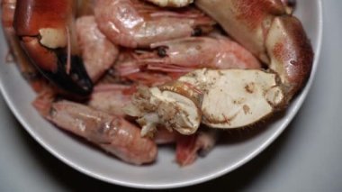Kızarmış yengeç. Kızartma tavasında yengeç bacağı.