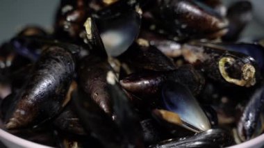 Kabukta kızarmış midye. Soslu midyeler. Yakın plan..