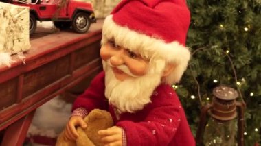 Yeni yıl oyuncağı. Oyuncak Noel Baba kollarını oynatıyor..