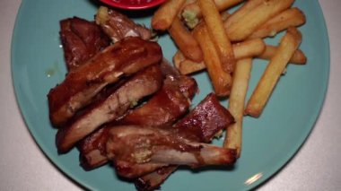 Patates kızartması ve soslu pirzola..