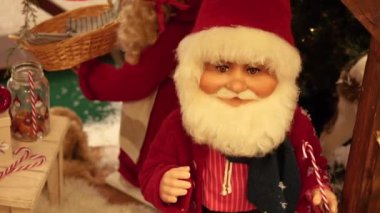 Yeni yıl oyuncağı. Oyuncak Noel Baba kollarını oynatıyor..